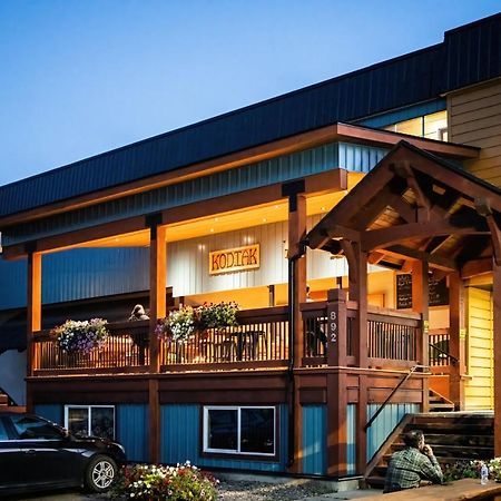 The Raging Elk Adventure Lodging Fernie Exterior photo