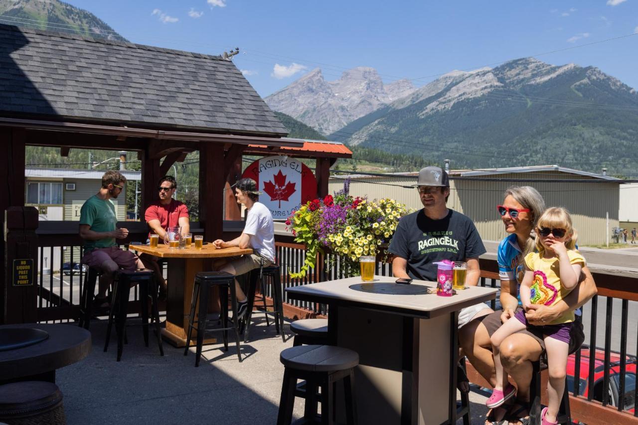 The Raging Elk Adventure Lodging Fernie Exterior photo