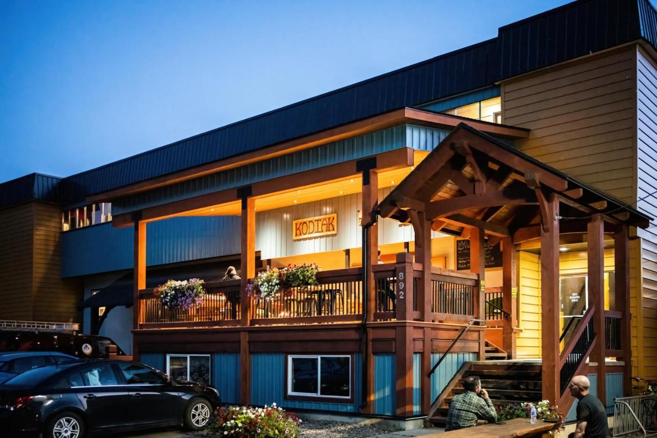 The Raging Elk Adventure Lodging Fernie Exterior photo