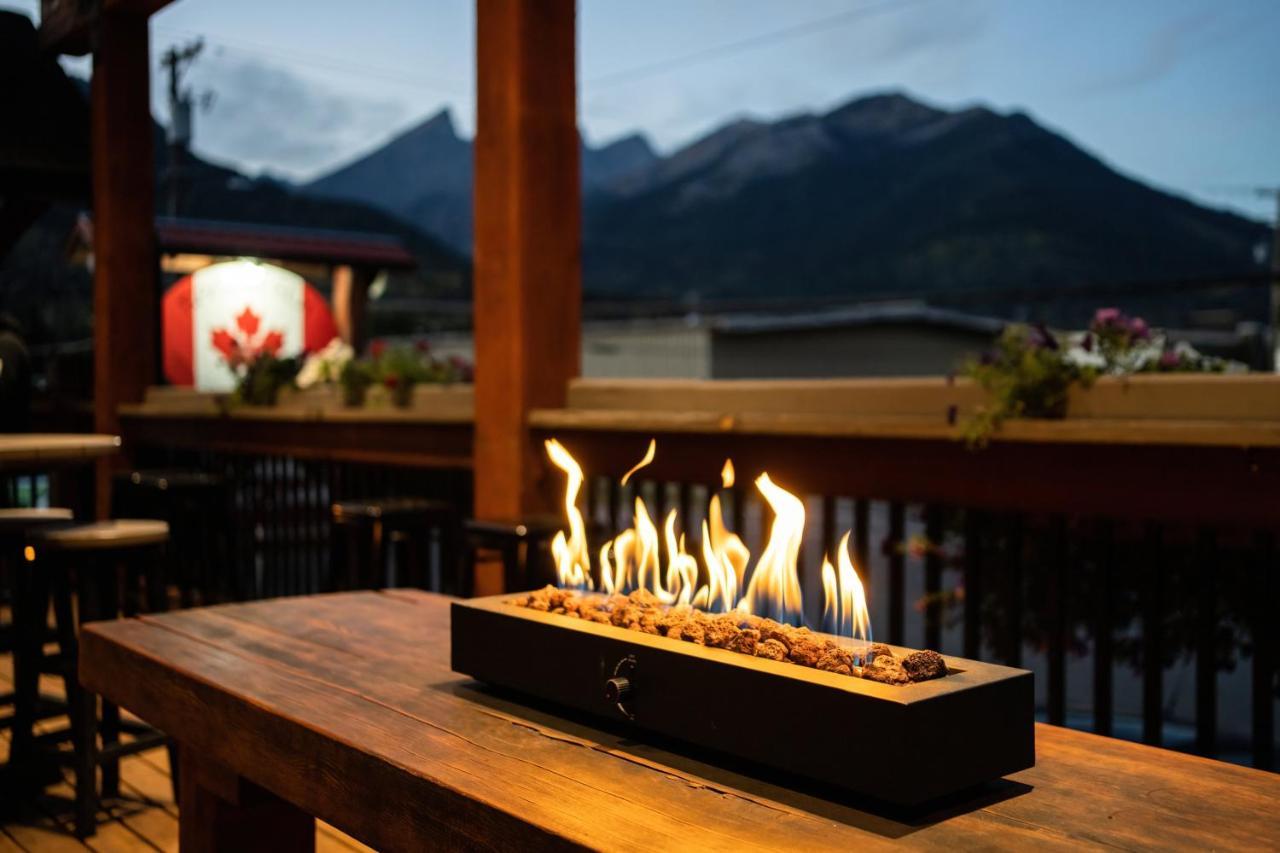 The Raging Elk Adventure Lodging Fernie Exterior photo
