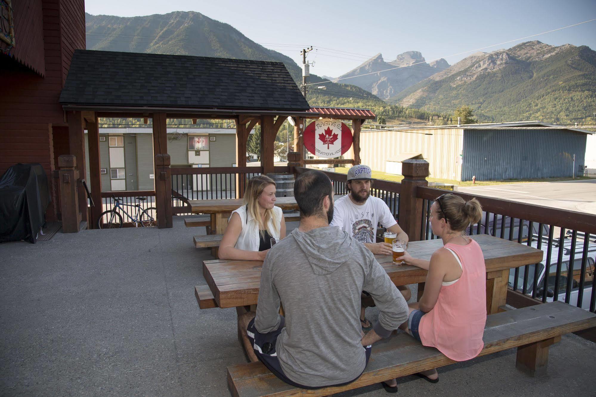 The Raging Elk Adventure Lodging Fernie Exterior photo